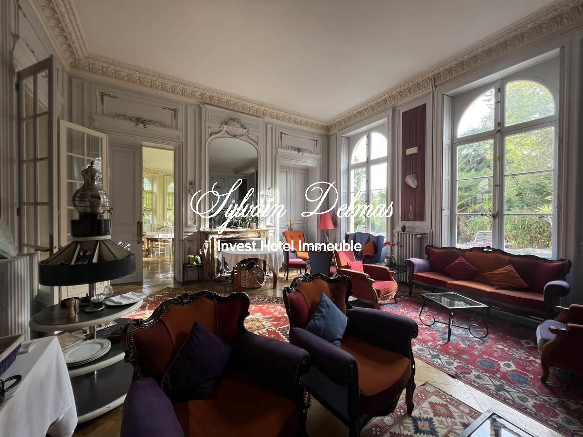 Sublime hôtel particulier du XIX ème, dépendances, 2000 M² , parc de 4700 m² en ville !!