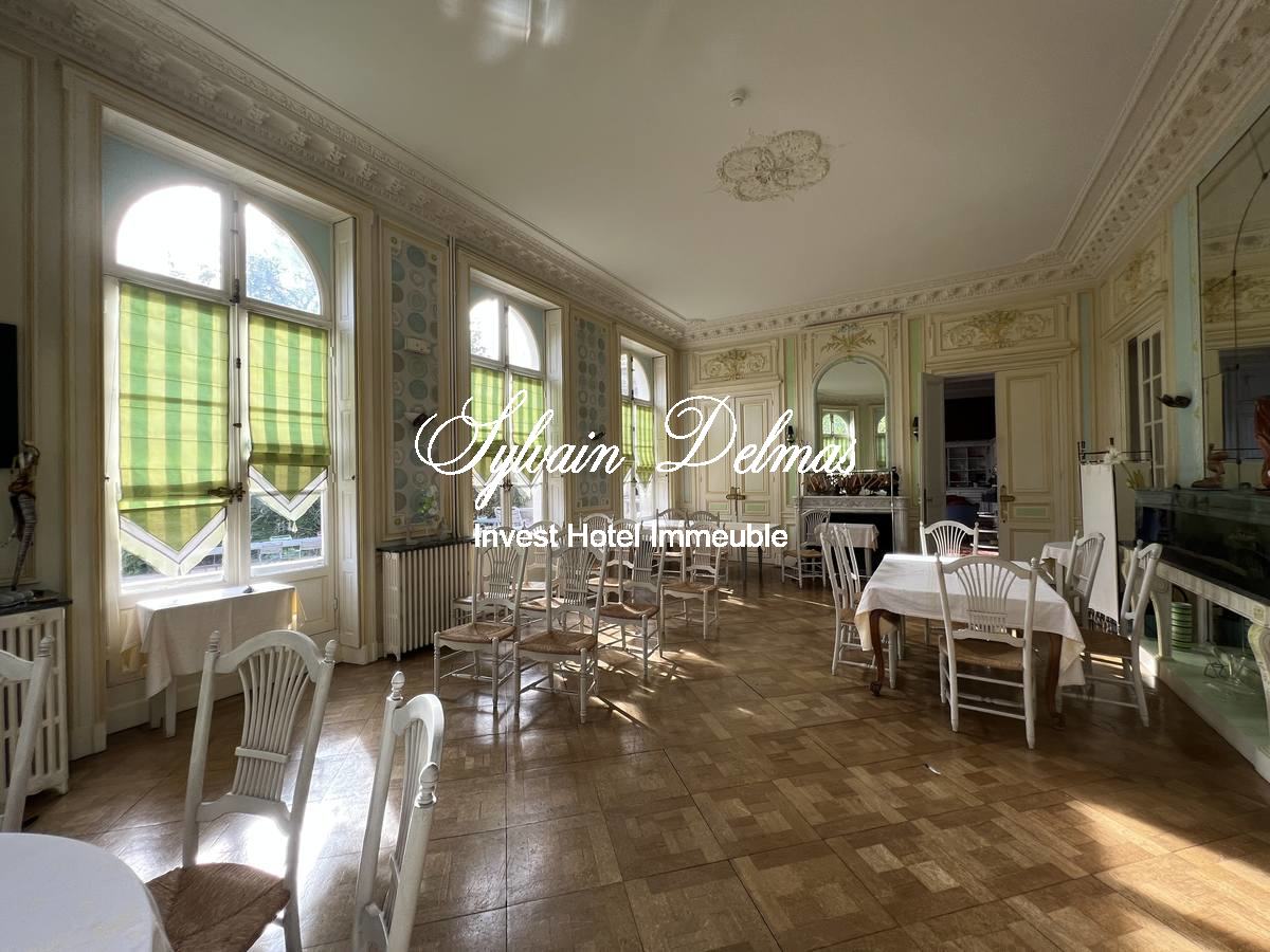 Sublime hôtel particulier du XIX ème, dépendances, 2000 M² , parc de 4700 m² en ville !!