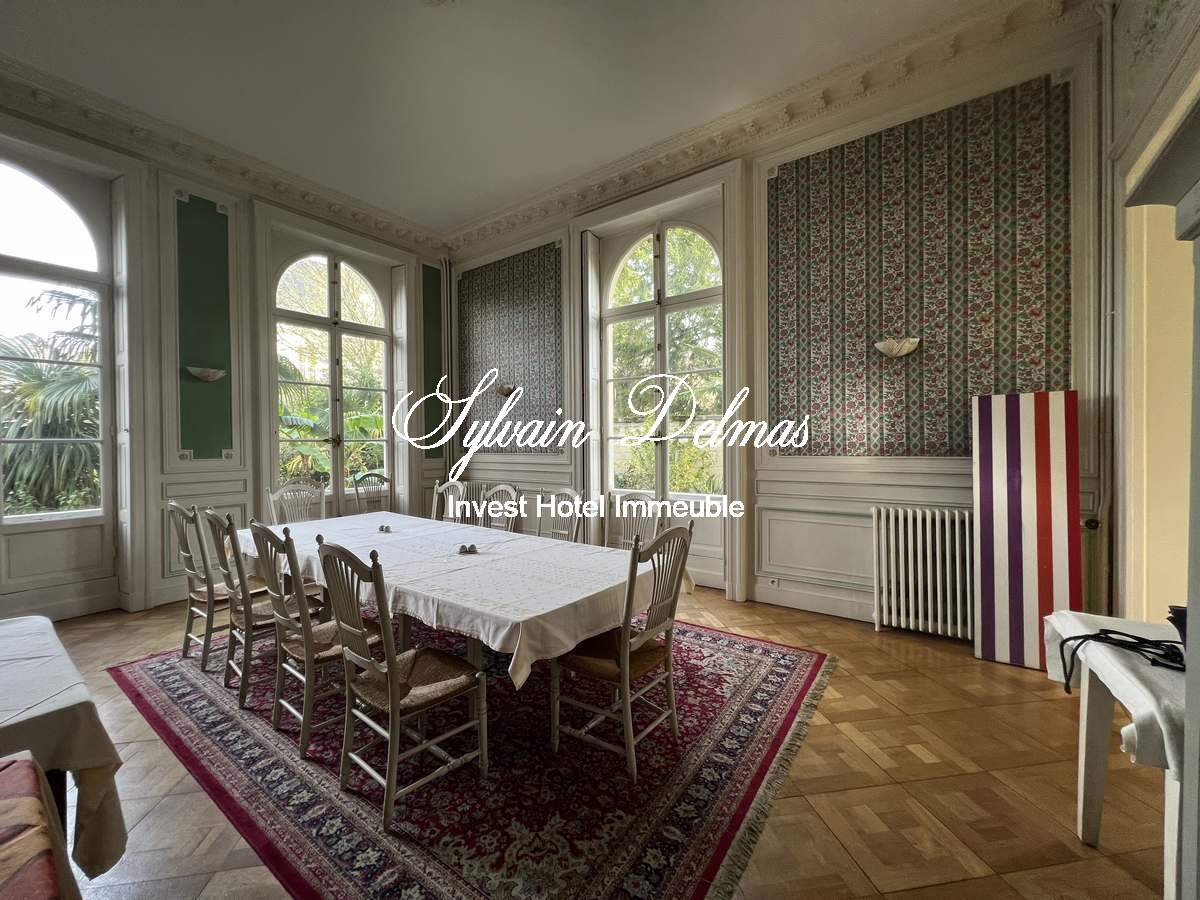 Sublime hôtel particulier du XIX ème, dépendances, 2000 M² , parc de 4700 m² en ville !!