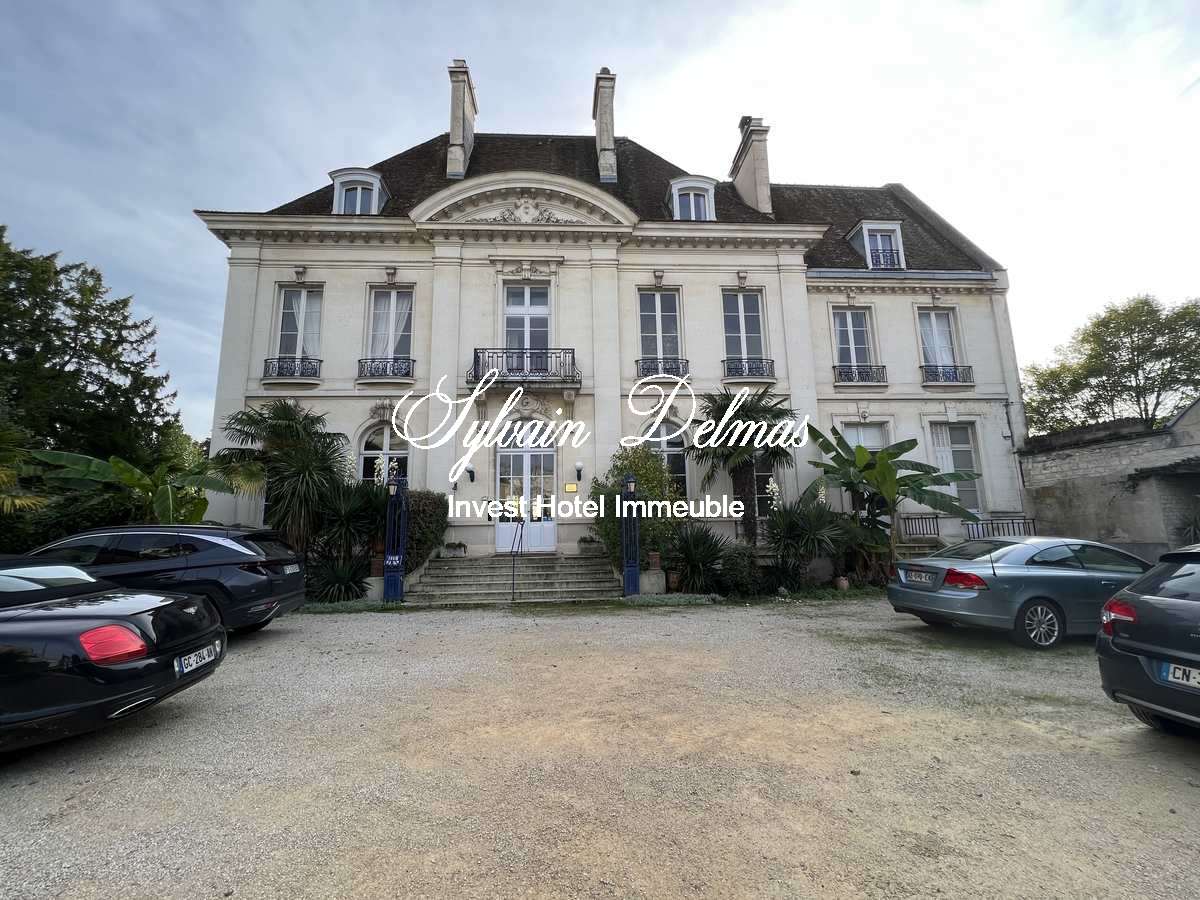 Sublime hôtel particulier du XIX ème, dépendances, 2000 M² , parc de 4700 m² en ville !!