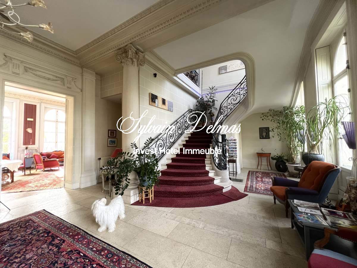 Sublime hôtel particulier du XIX ème, dépendances, 2000 M² , parc de 4700 m² en ville !!