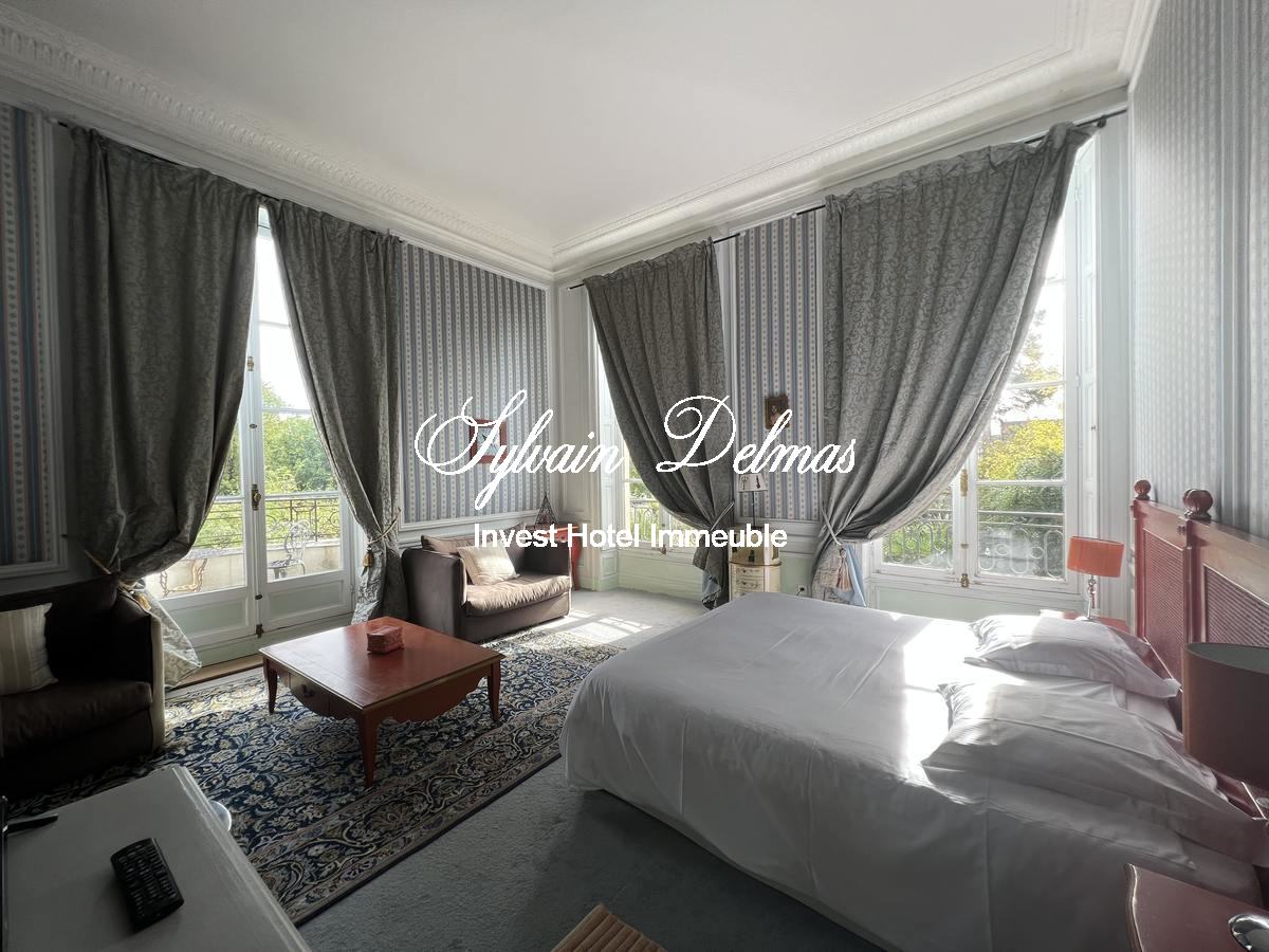Sublime hôtel particulier du XIX ème, dépendances, 2000 M² , parc de 4700 m² en ville !!