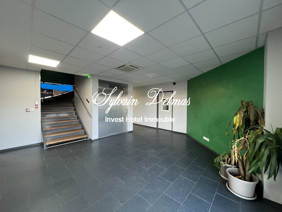 Locaux bureaux et stockage  TOURS, 3500 M², terrain 5000 M², Parking 100 places EMPLACEMENT N°1