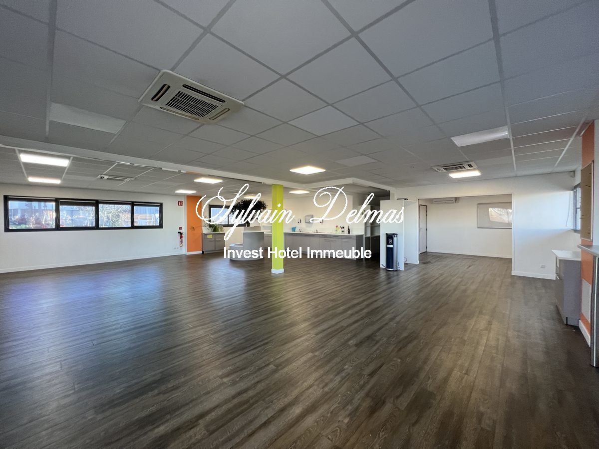 Locaux bureaux et stockage  TOURS, 3500 M², terrain 5000 M², Parking 100 places EMPLACEMENT N°1