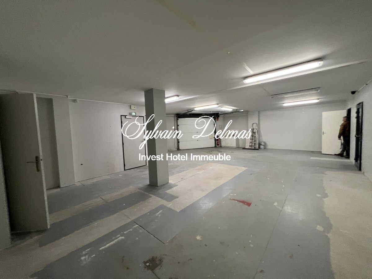 Locaux bureaux et stockage  TOURS, 3500 M², terrain 5000 M², Parking 100 places EMPLACEMENT N°1