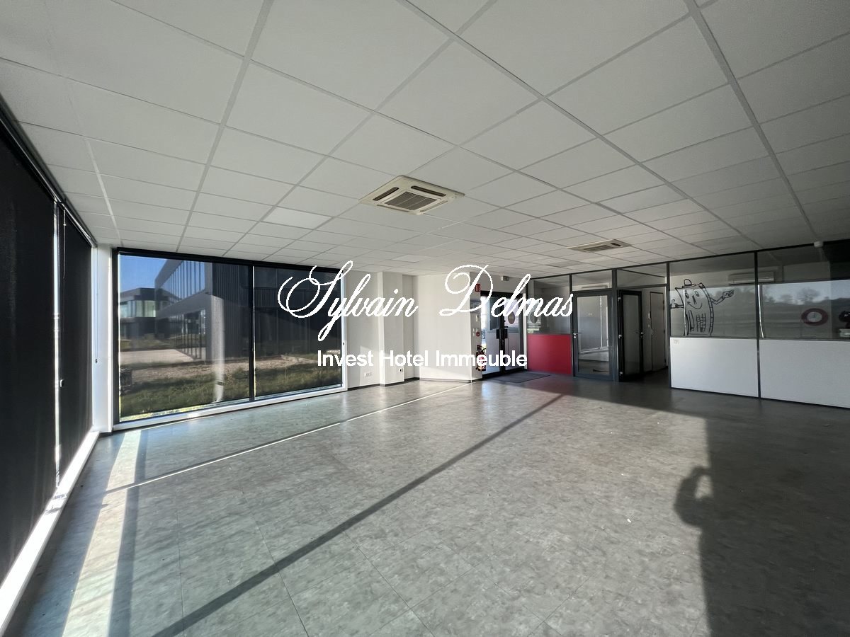 Locaux bureaux et stockage  TOURS, 3500 M², terrain 5000 M², Parking 100 places EMPLACEMENT N°1