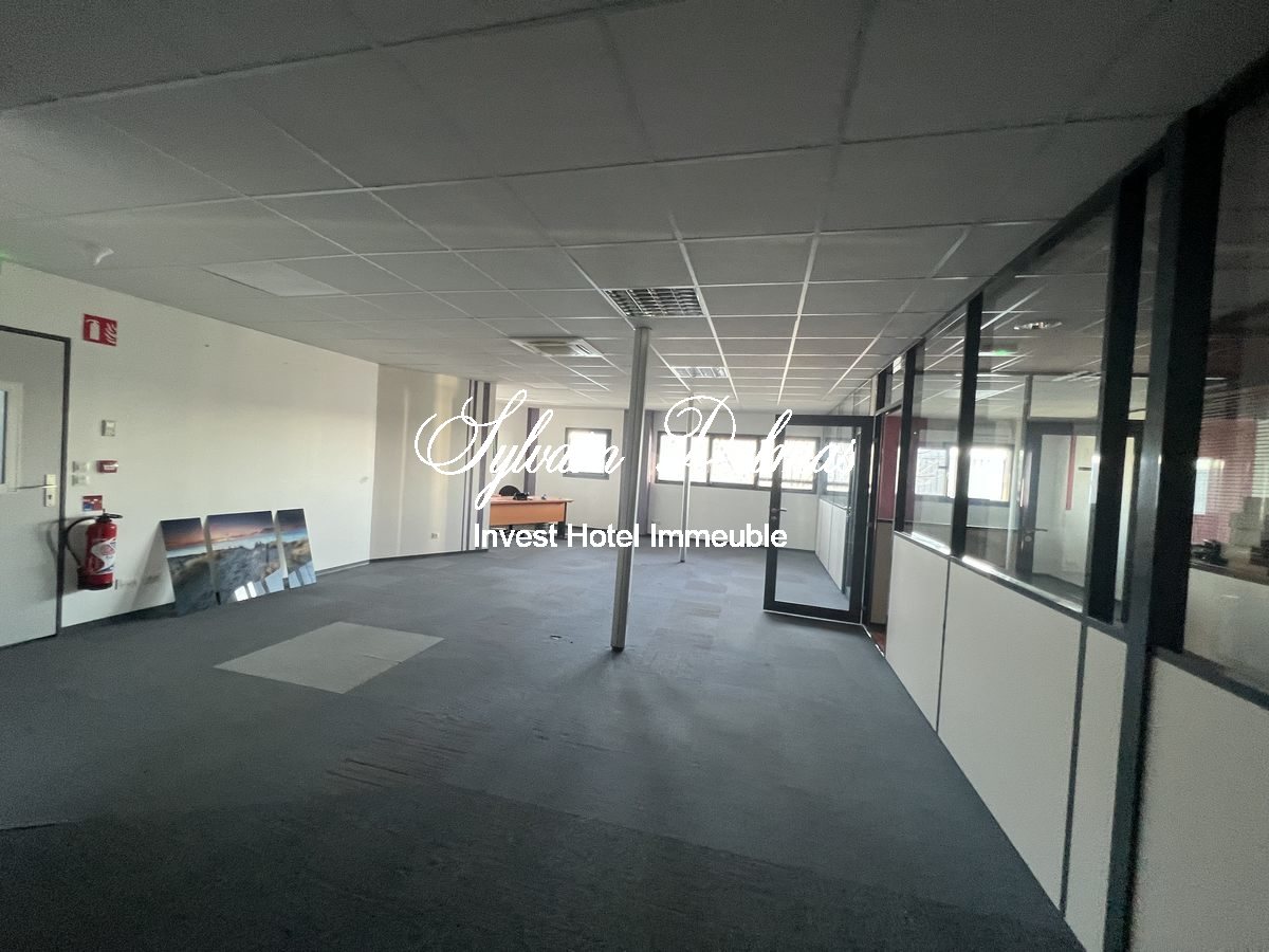 Locaux bureaux et stockage  TOURS, 3500 M², terrain 5000 M², Parking 100 places EMPLACEMENT N°1