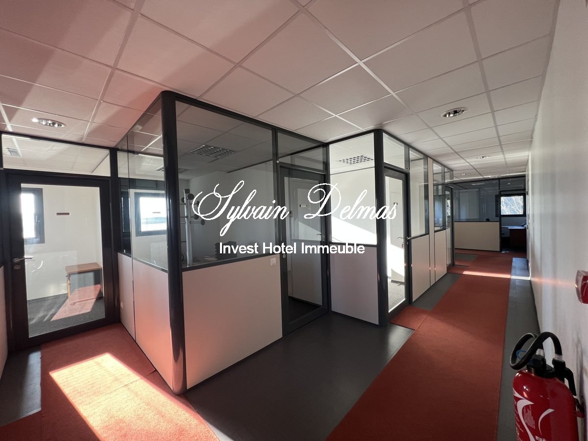 Locaux bureaux et stockage  TOURS, 3500 M², terrain 5000 M², Parking 100 places EMPLACEMENT N°1