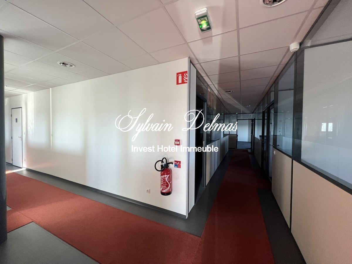 Locaux bureaux et stockage  TOURS, 3500 M², terrain 5000 M², Parking 100 places EMPLACEMENT N°1