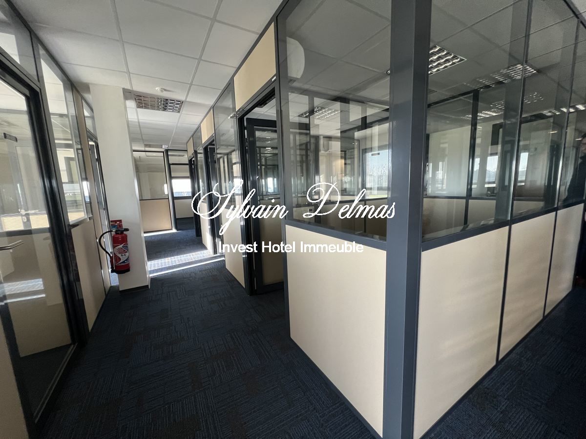 Locaux bureaux et stockage  TOURS, 3500 M², terrain 5000 M², Parking 100 places EMPLACEMENT N°1