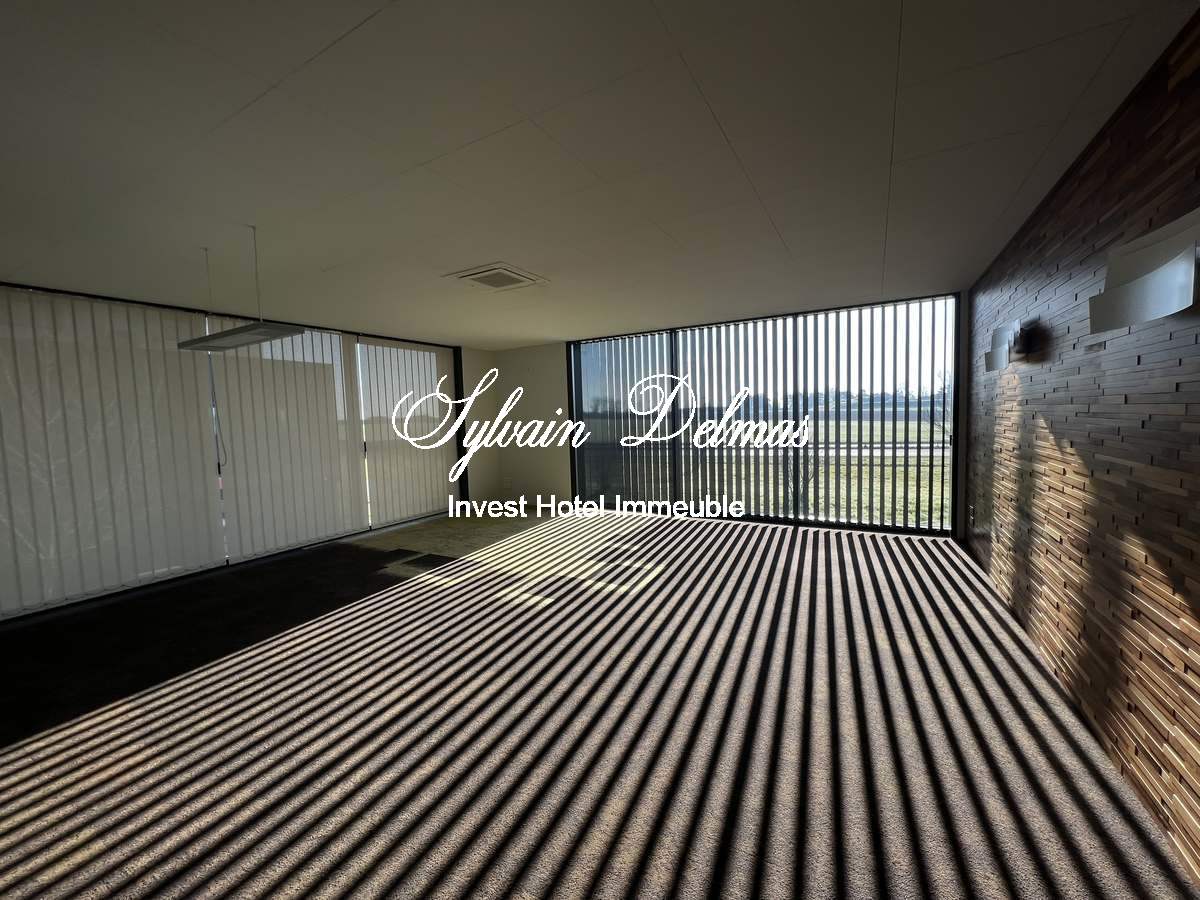 Locaux bureaux et stockage  TOURS, 3500 M², terrain 5000 M², Parking 100 places EMPLACEMENT N°1