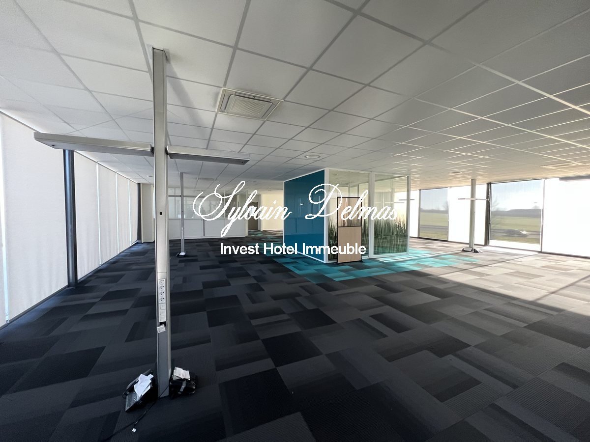 Locaux bureaux et stockage  TOURS, 3500 M², terrain 5000 M², Parking 100 places EMPLACEMENT N°1