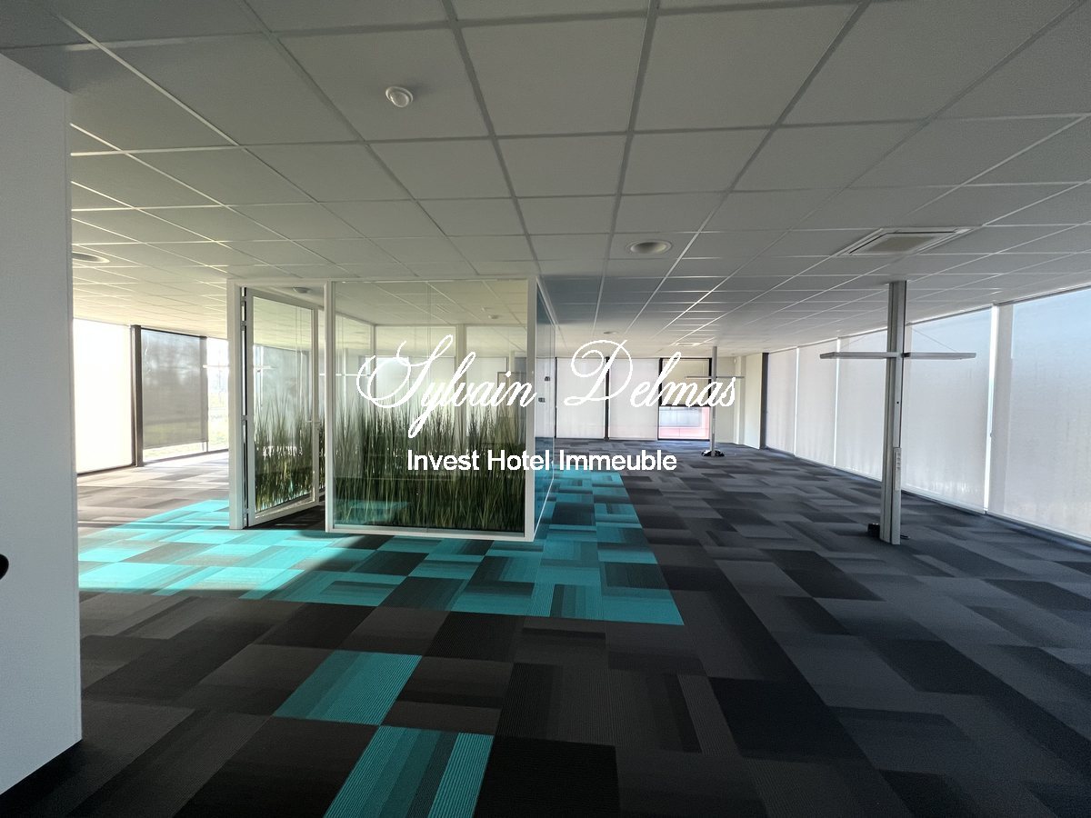 Locaux bureaux et stockage  TOURS, 3500 M², terrain 5000 M², Parking 100 places EMPLACEMENT N°1
