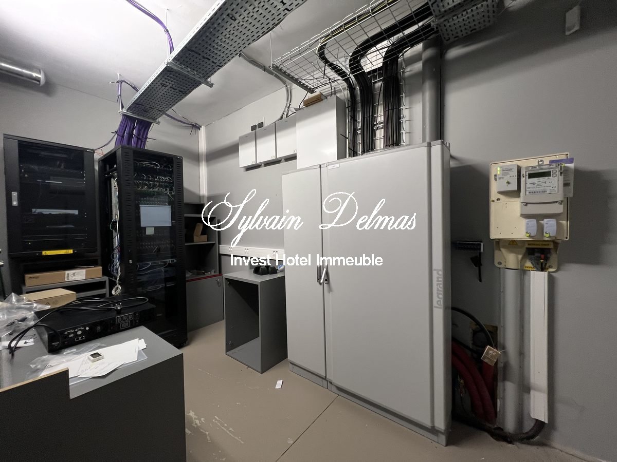 Locaux bureaux et stockage  TOURS, 3500 M², terrain 5000 M², Parking 100 places EMPLACEMENT N°1