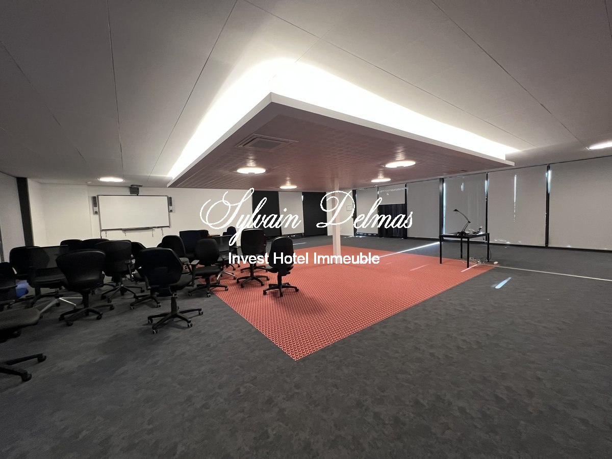 Locaux bureaux et stockage  TOURS, 3500 M², terrain 5000 M², Parking 100 places EMPLACEMENT N°1