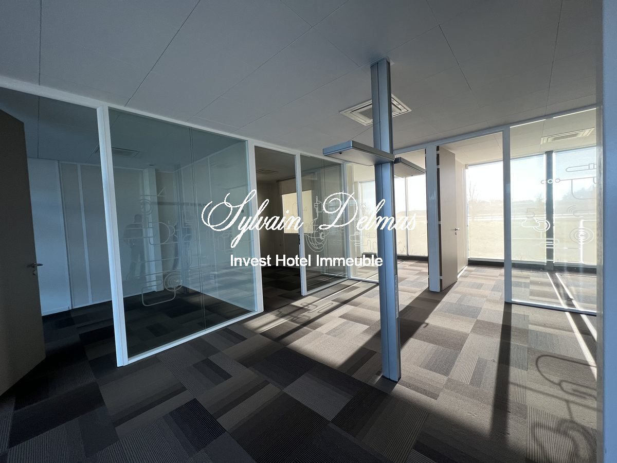 Locaux bureaux et stockage  TOURS, 3500 M², terrain 5000 M², Parking 100 places EMPLACEMENT N°1