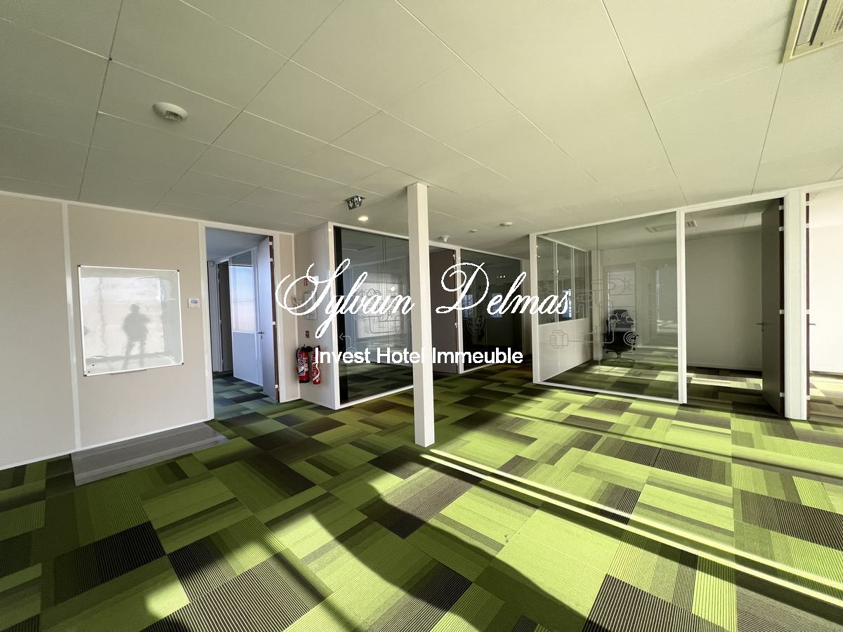 Locaux bureaux et stockage  TOURS, 3500 M², terrain 5000 M², Parking 100 places EMPLACEMENT N°1