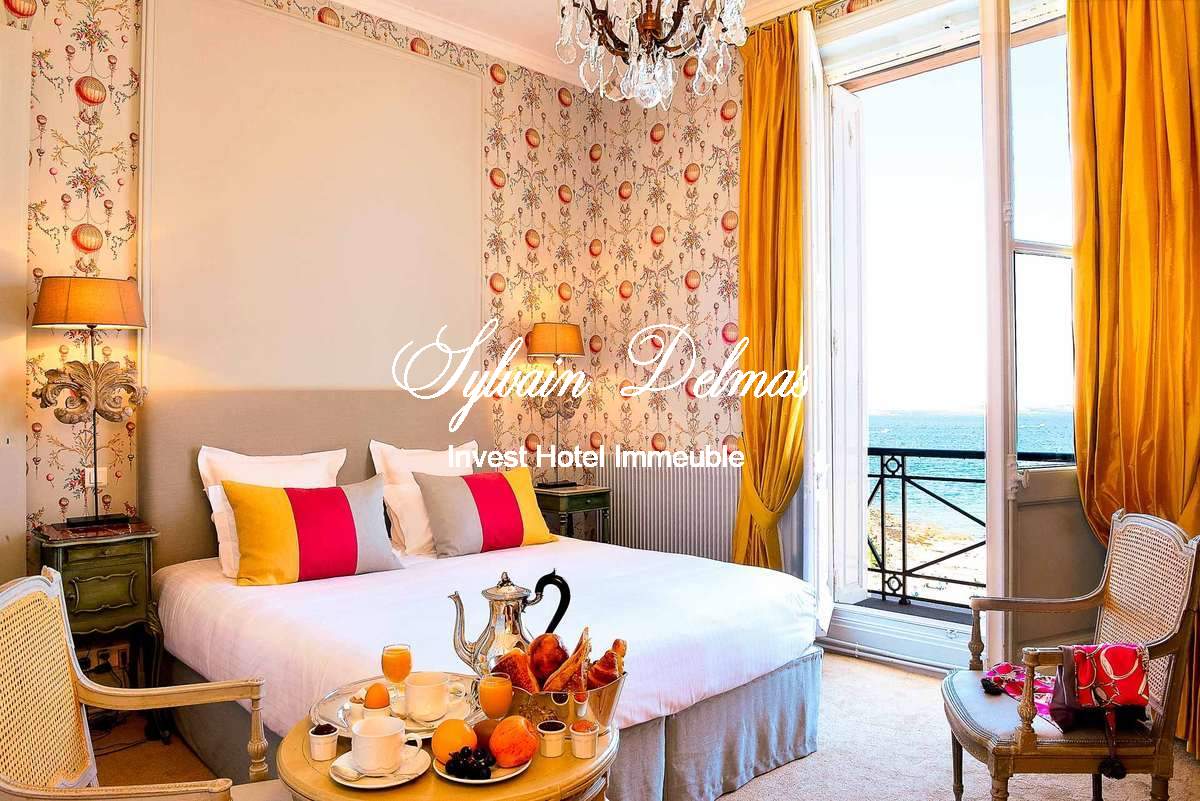 Luxueux hôtel front de mer 