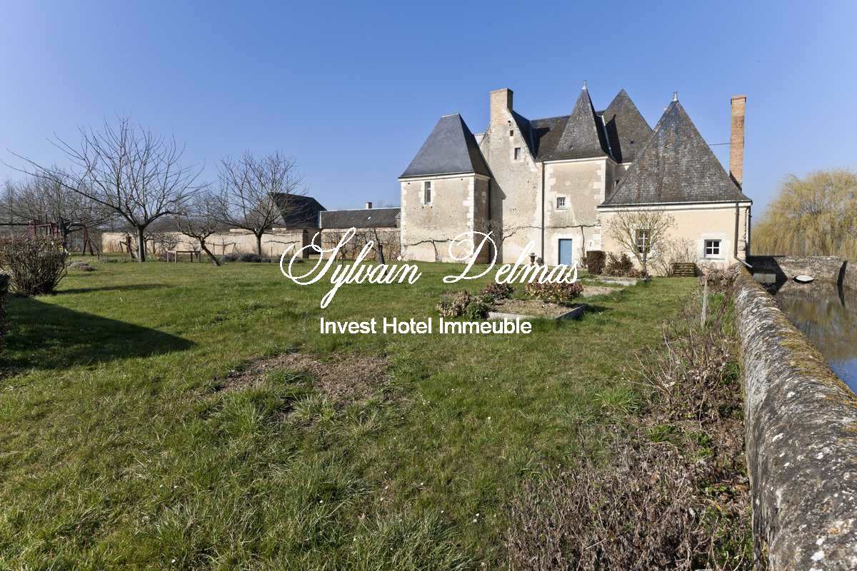 A vendre authentique château du XVI et XVIIIème