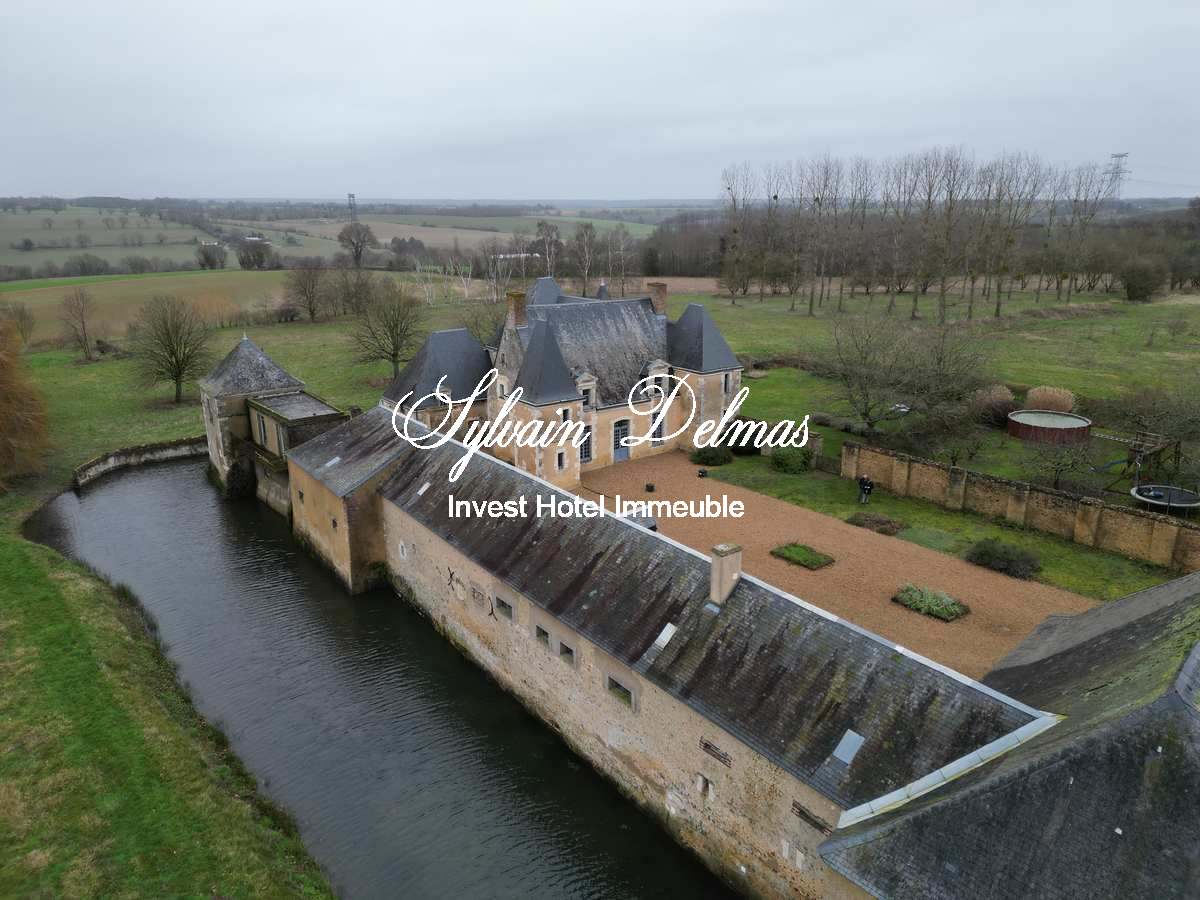 A vendre authentique château du XVI et XVIIIème