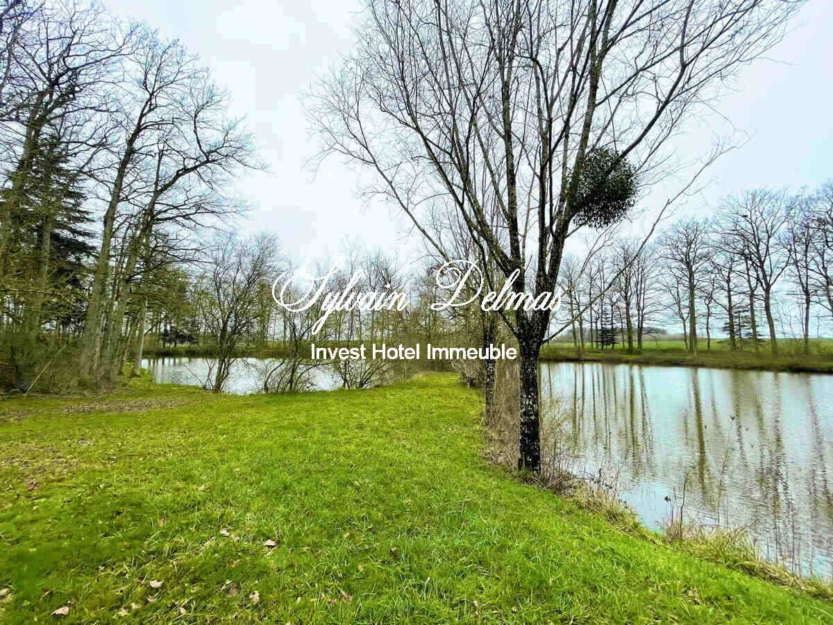 MANOIR DU XIXème avec plusieurs salles de séminaires sur un parc de 20 hectares, zone trés touristique