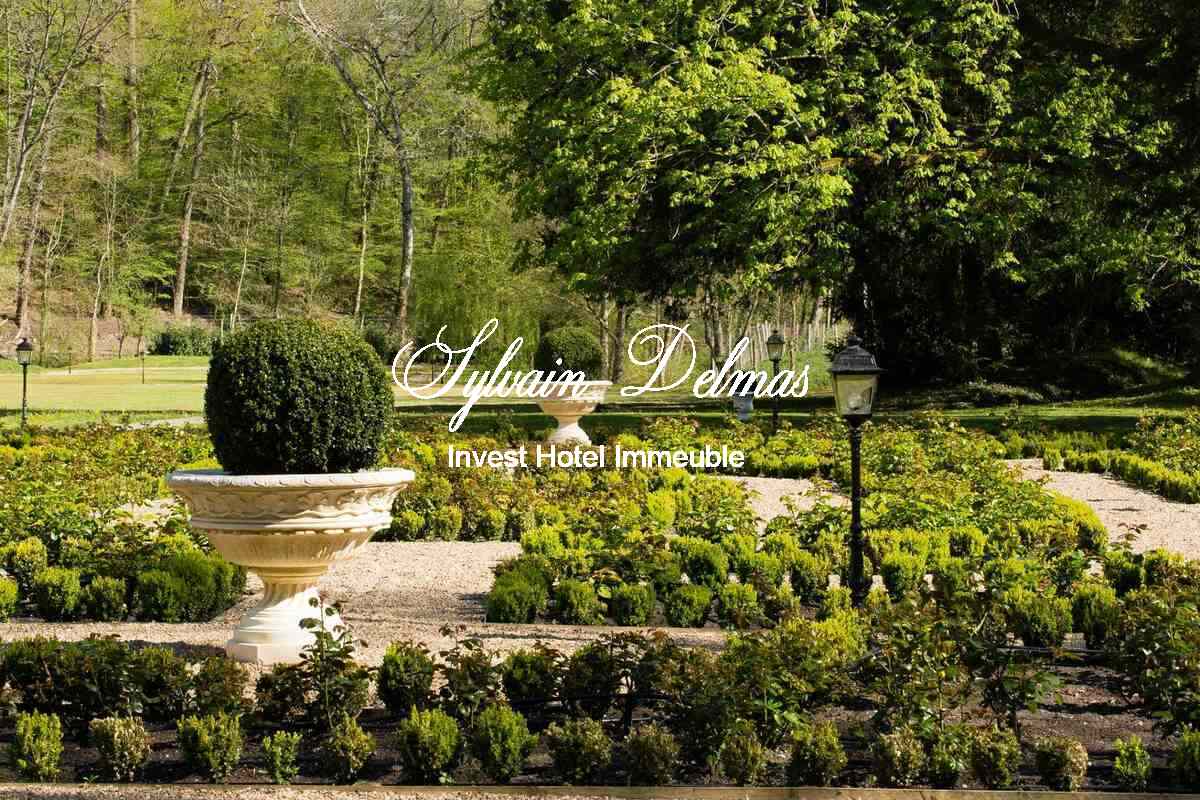 A VENDRE Château totalement restauré prévu pour un hôtel 4/5 *