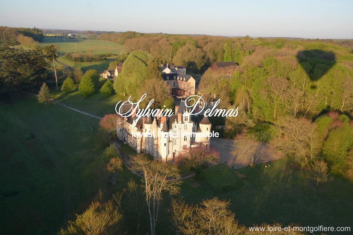 Exceptionnel château du XVème  au coeur d'un domaine forestier de 96 hectares