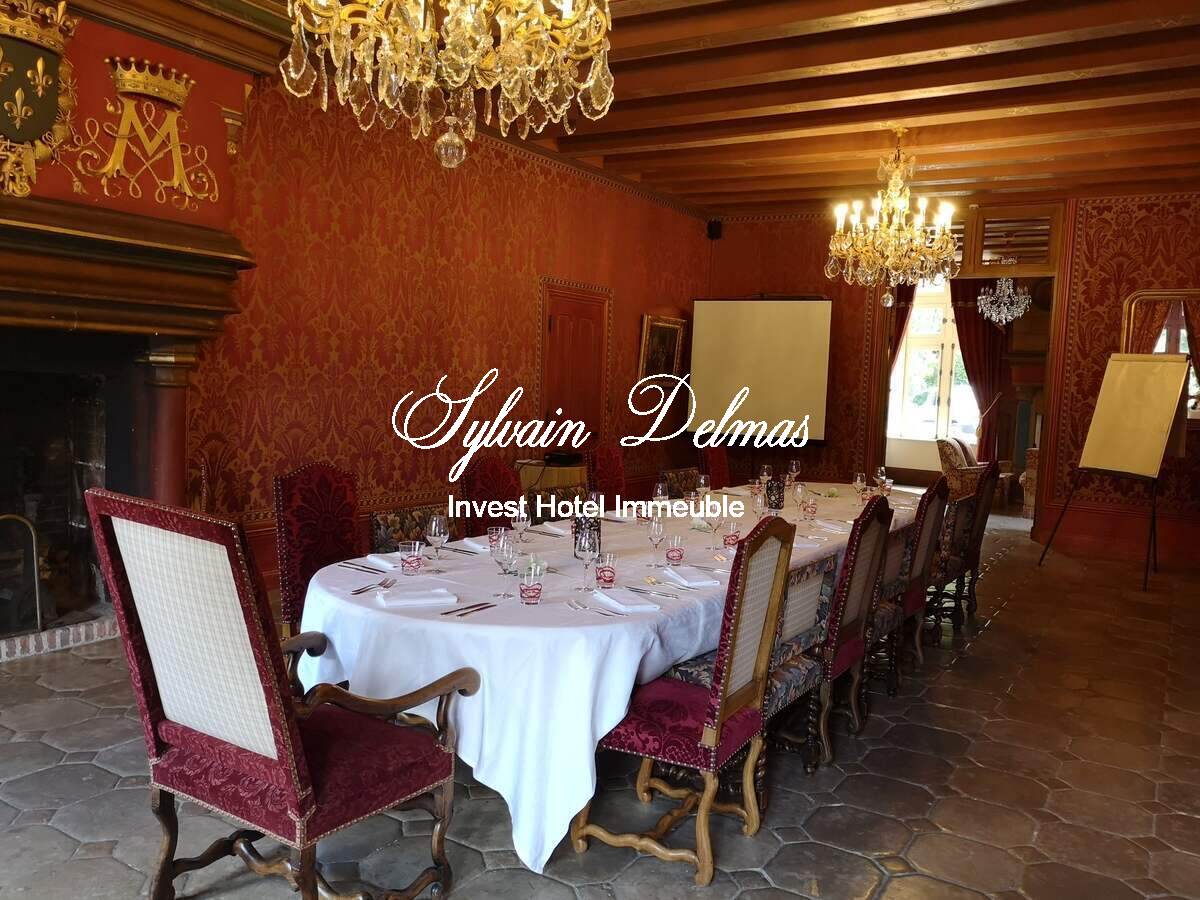 Exceptionnel château du XVème  au coeur d'un domaine forestier de 96 hectares