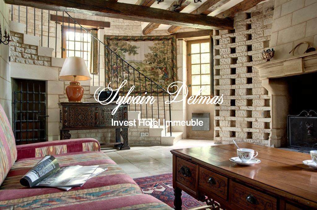 Exceptionnel château du XVème  au coeur d'un domaine forestier de 96 hectares