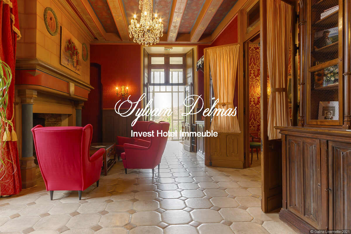 Exceptionnel château du XVème  au coeur d'un domaine forestier de 96 hectares