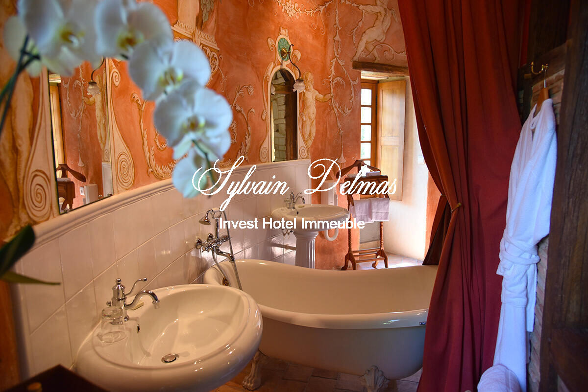 Exceptionnel château du XVème  au coeur d'un domaine forestier de 96 hectares