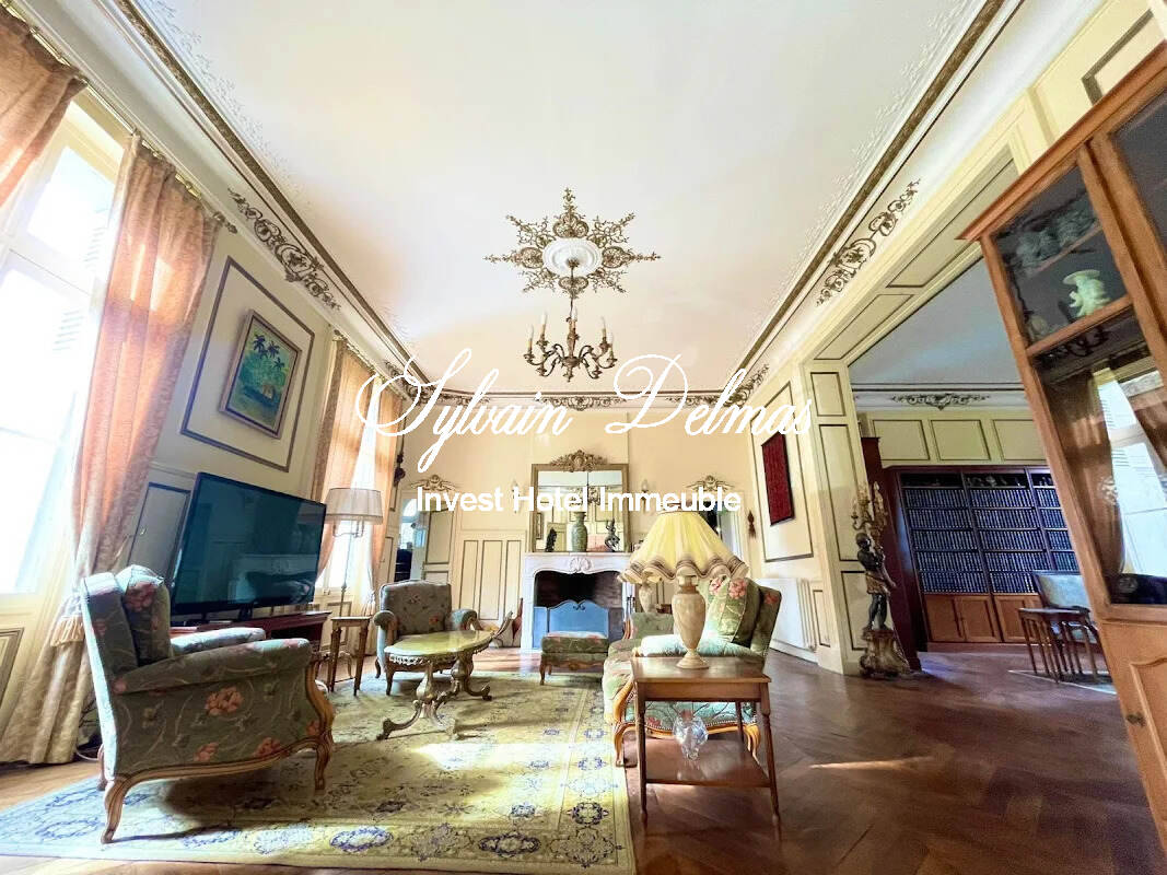 La Roche Posay château XIXème restauré 1500 m2 sur 4.5 hectares 1.680 M€