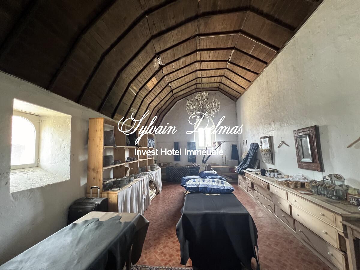 A 1H50 de PARIS impressionnant ensemble immobilier du XV et XIXème