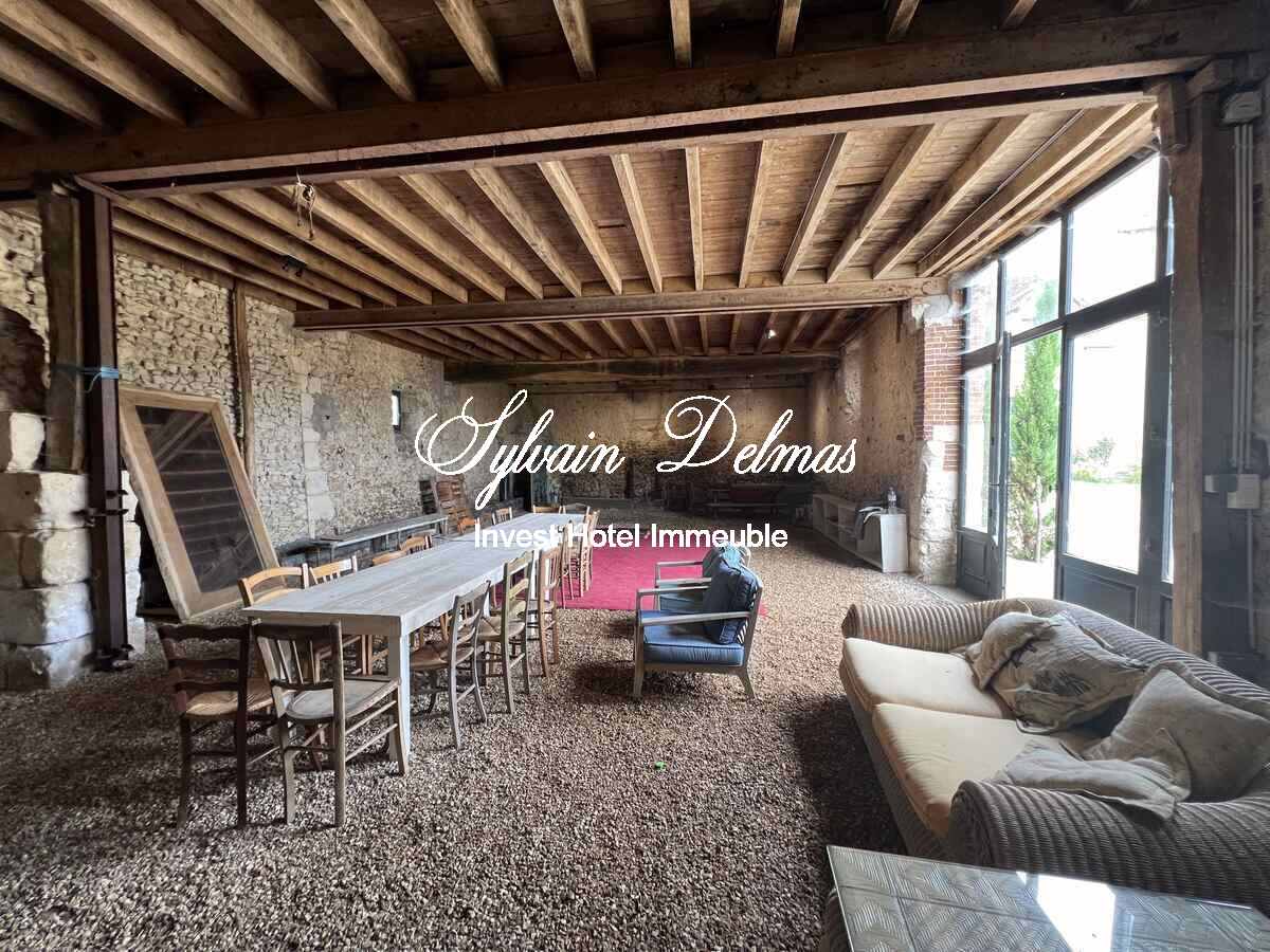 A 1H50 de PARIS impressionnant ensemble immobilier du XV et XIXème