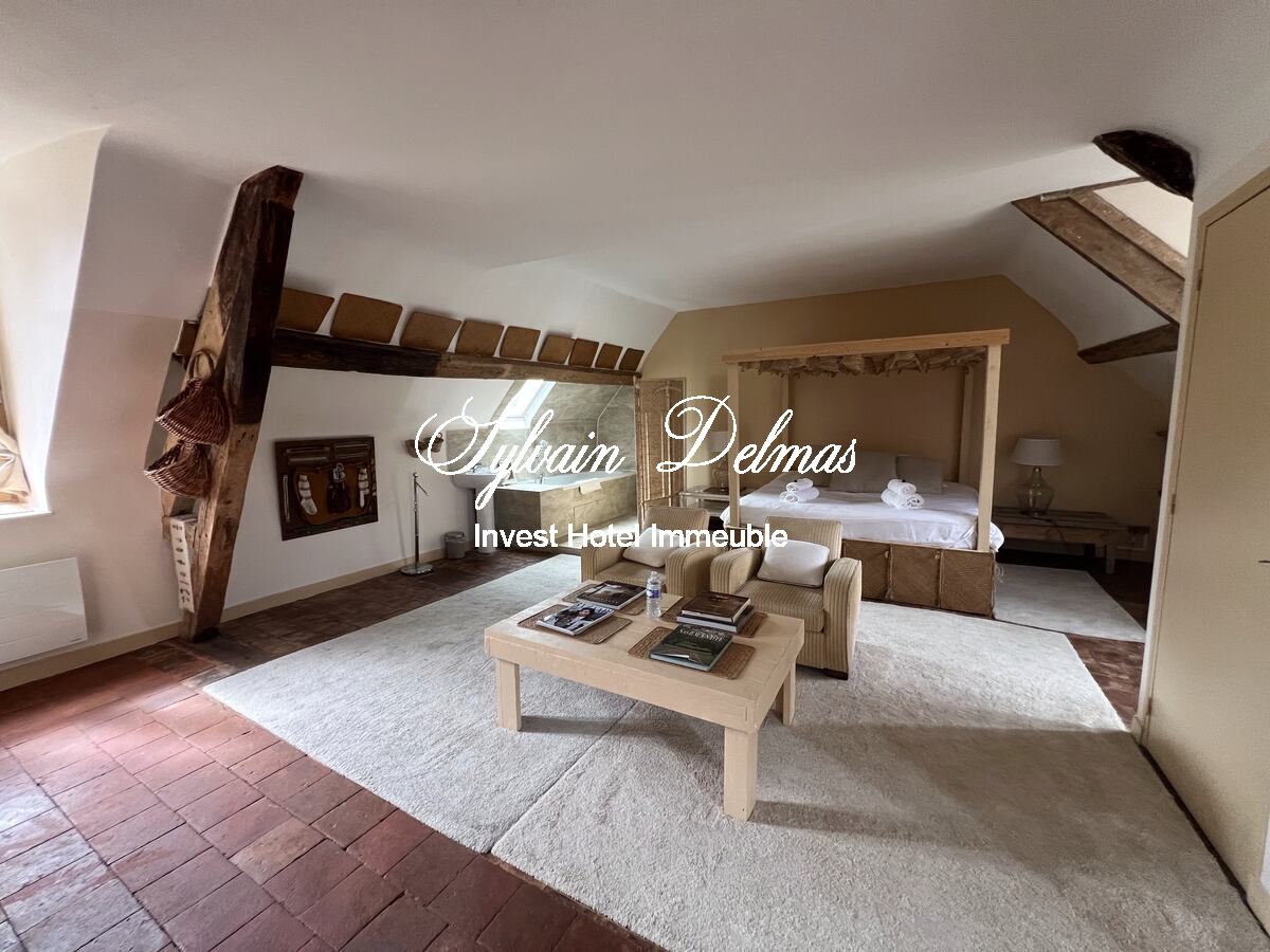 A 1H50 de PARIS impressionnant ensemble immobilier du XV et XIXème