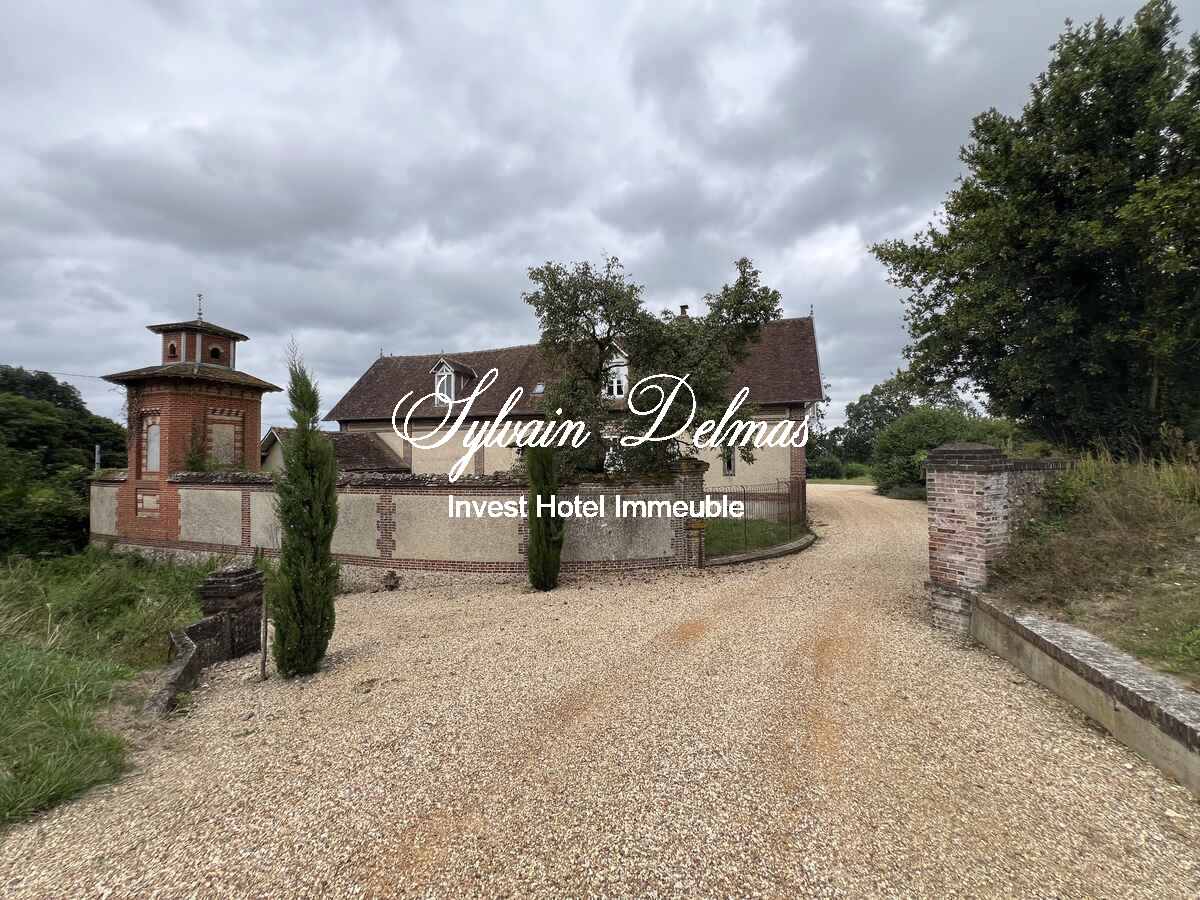 A 1H50 de PARIS impressionnant ensemble immobilier du XV et XIXème