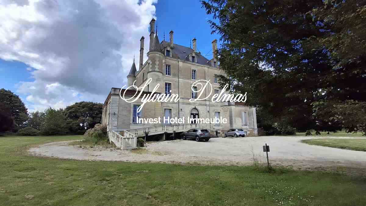 Château XIX eme ideal pour hôtel restaurant clos de murs.