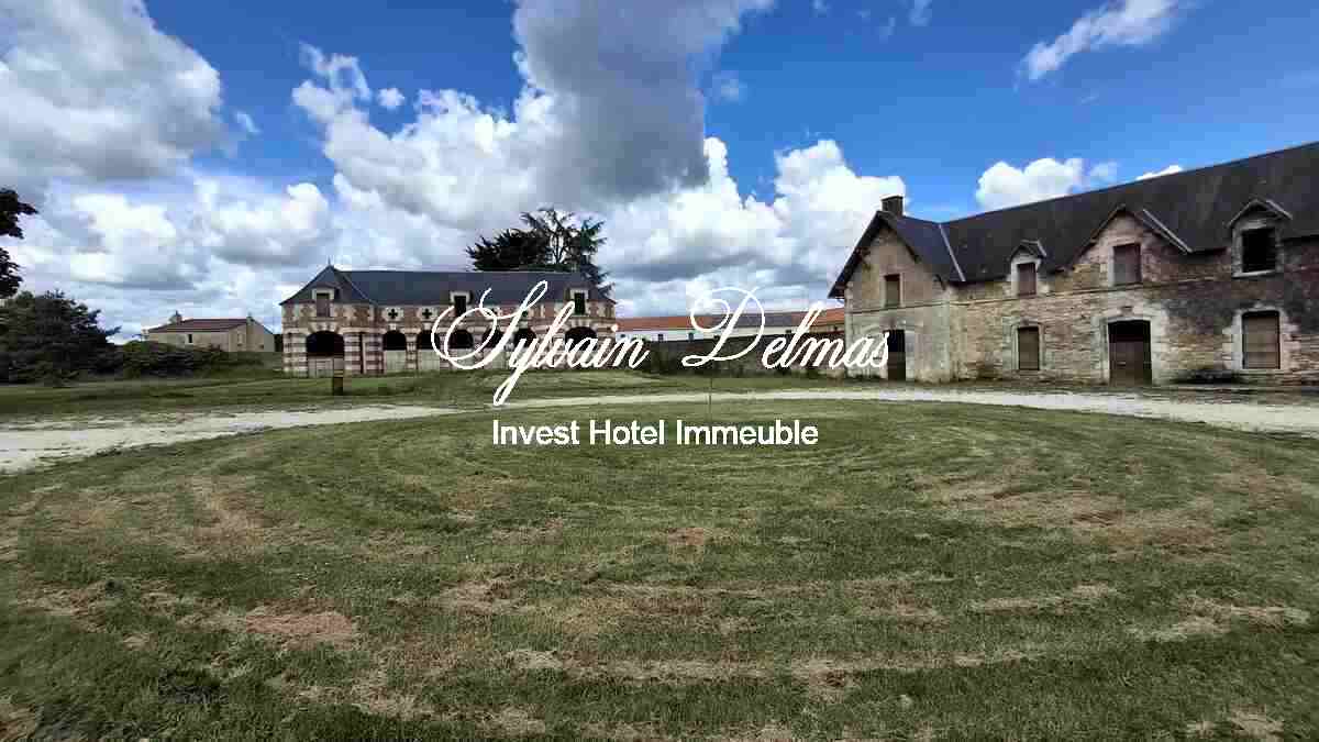 Château XIX eme ideal pour hôtel restaurant clos de murs.