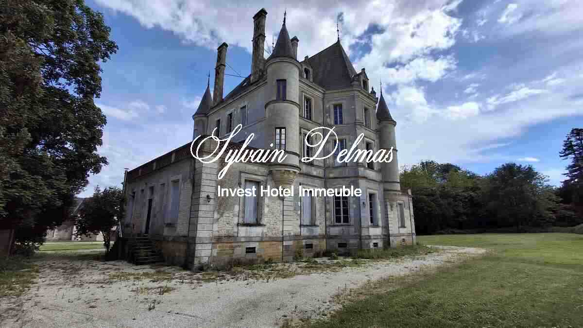 Château XIX eme ideal pour hôtel restaurant clos de murs.