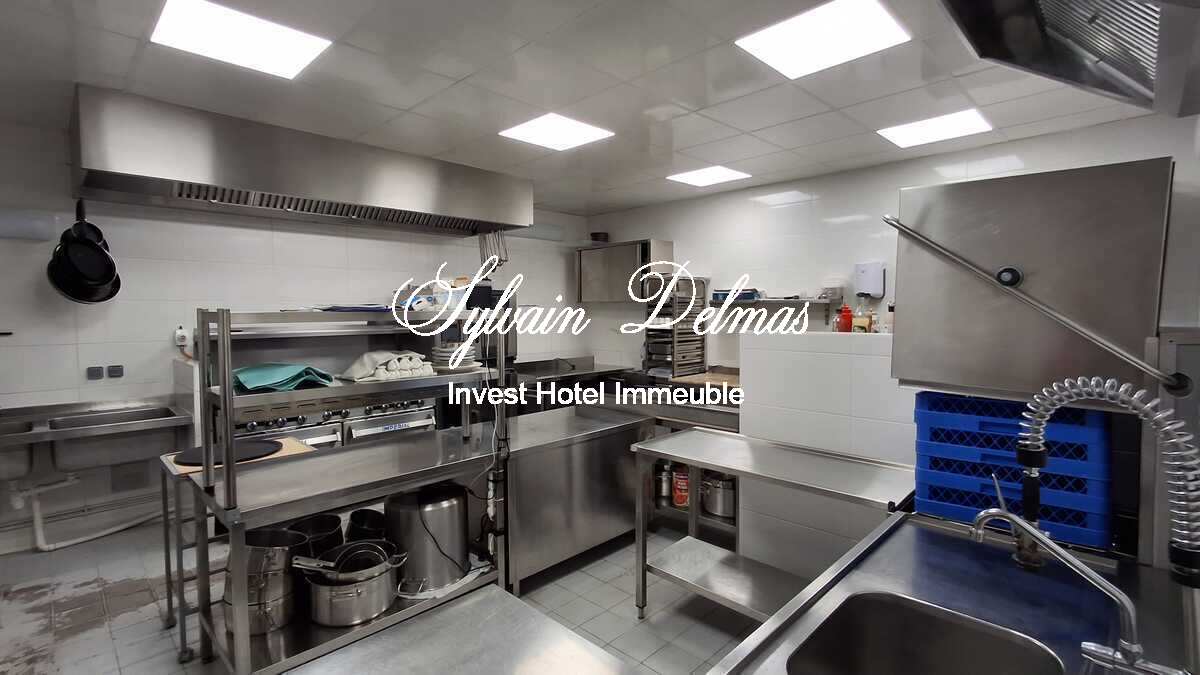 Château XIX eme ideal pour hôtel restaurant clos de murs.