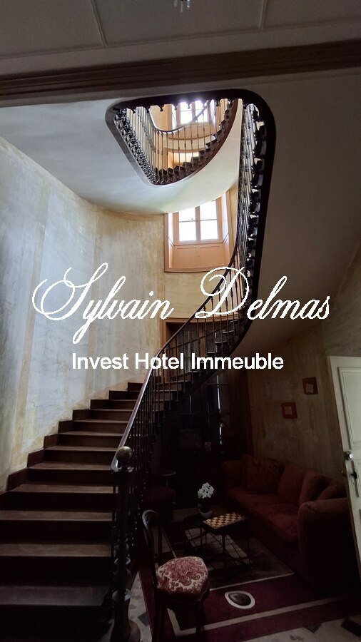 Château XIX eme ideal pour hôtel restaurant clos de murs.