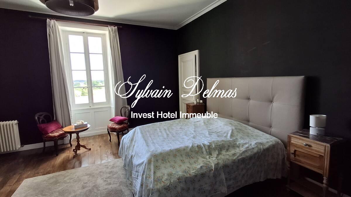 Château XIX eme ideal pour hôtel restaurant clos de murs.