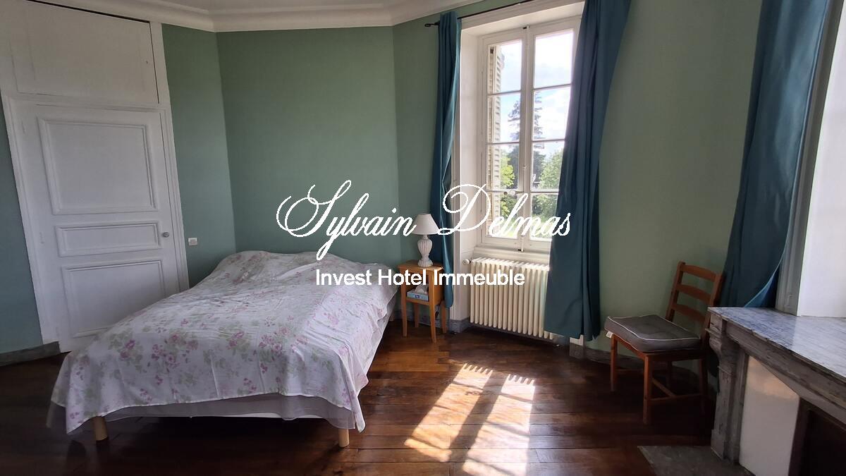 Château XIX eme ideal pour hôtel restaurant clos de murs.