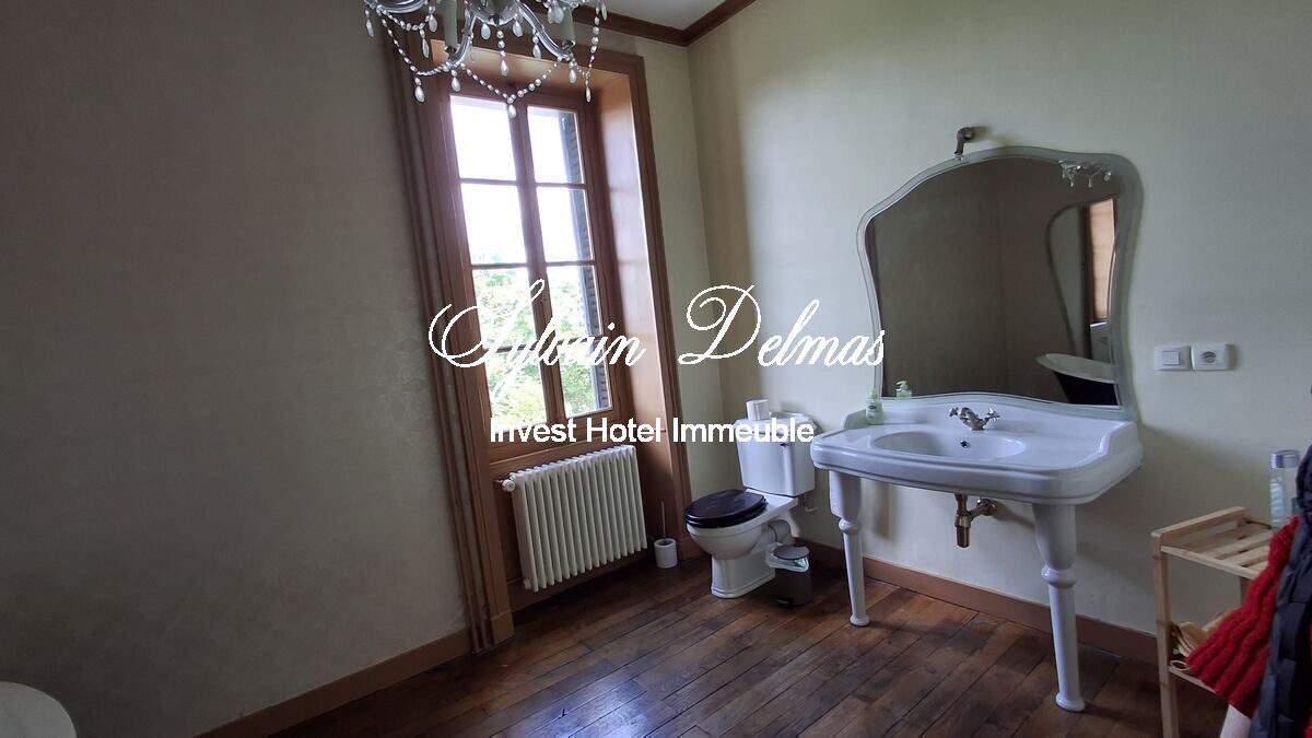 Château XIX eme ideal pour hôtel restaurant clos de murs.