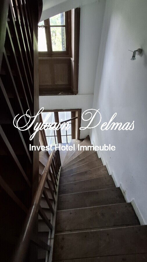 Château XIX eme ideal pour hôtel restaurant clos de murs.
