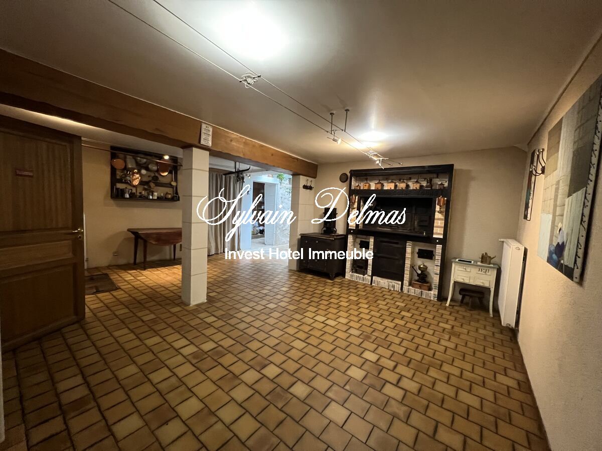 Maison XIX ème en tuffeaux quartier cathédrale Tours 240 M2