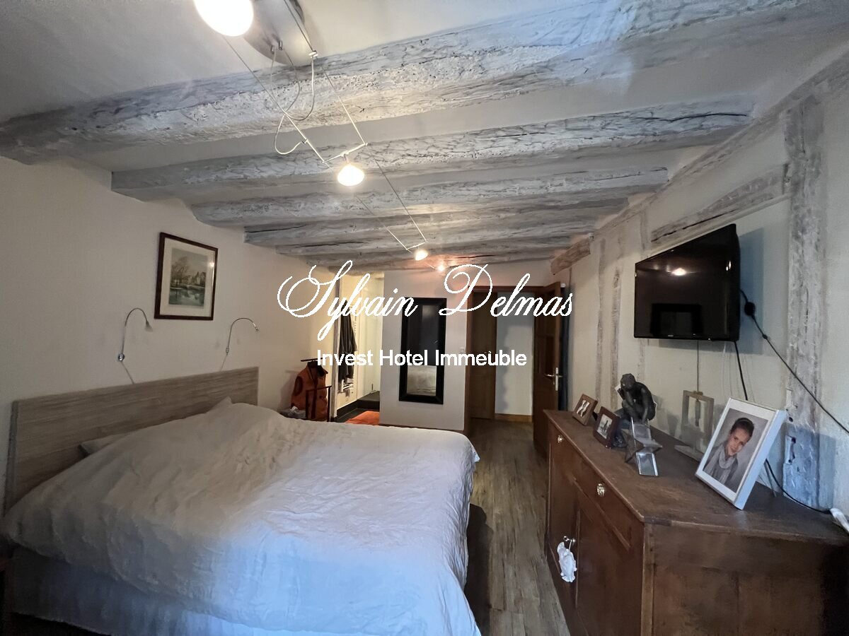 Maison XIX ème en tuffeaux quartier cathédrale Tours 240 M2