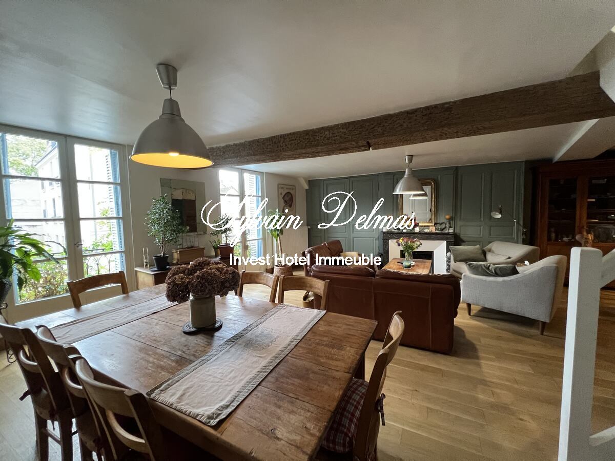 Maison XIX ème en tuffeaux quartier cathédrale Tours 240 M2
