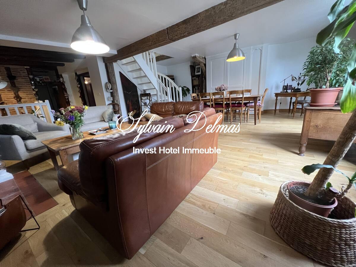 Maison XIX ème en tuffeaux quartier cathédrale Tours 240 M2