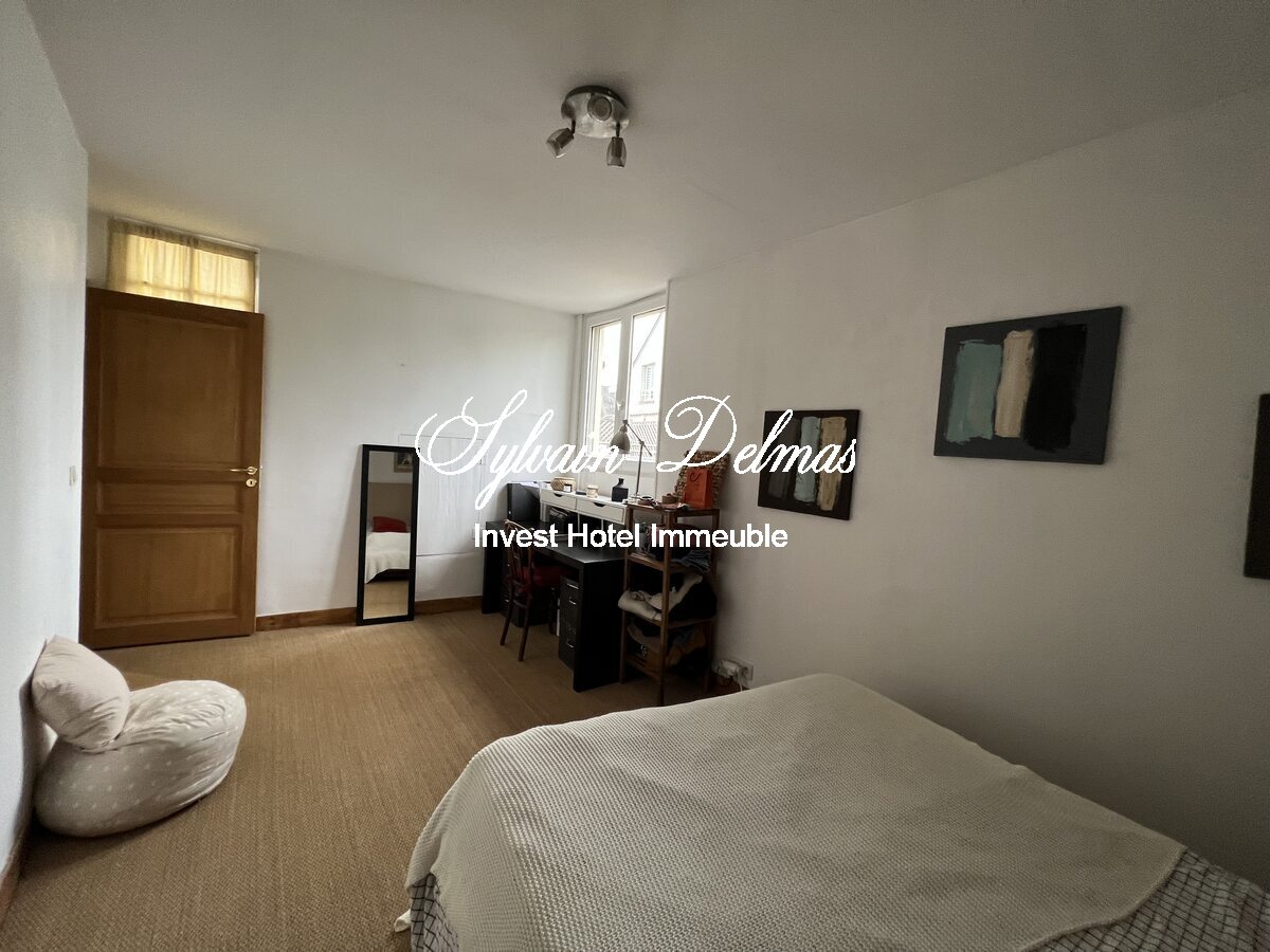 Maison XIX ème en tuffeaux quartier cathédrale Tours 240 M2